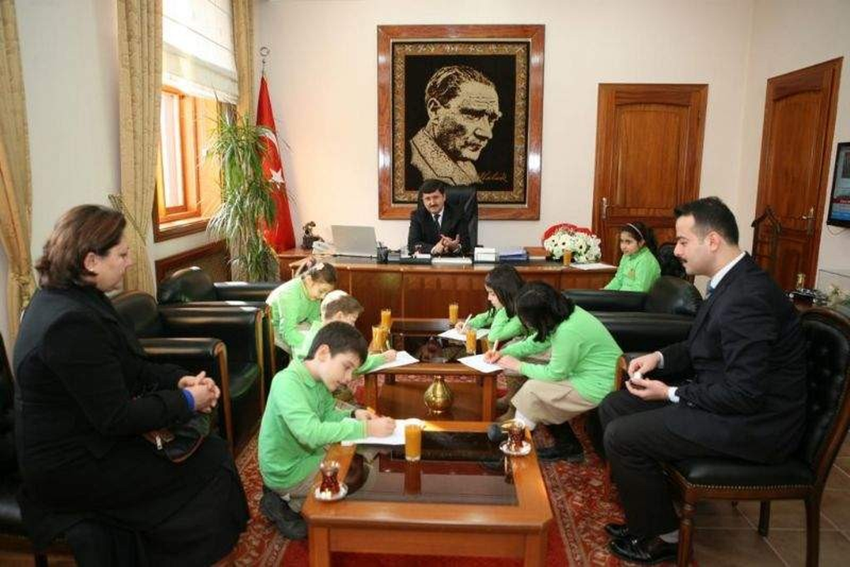 Öğrencilerden Vali Öz\'e Soru Yağmuru