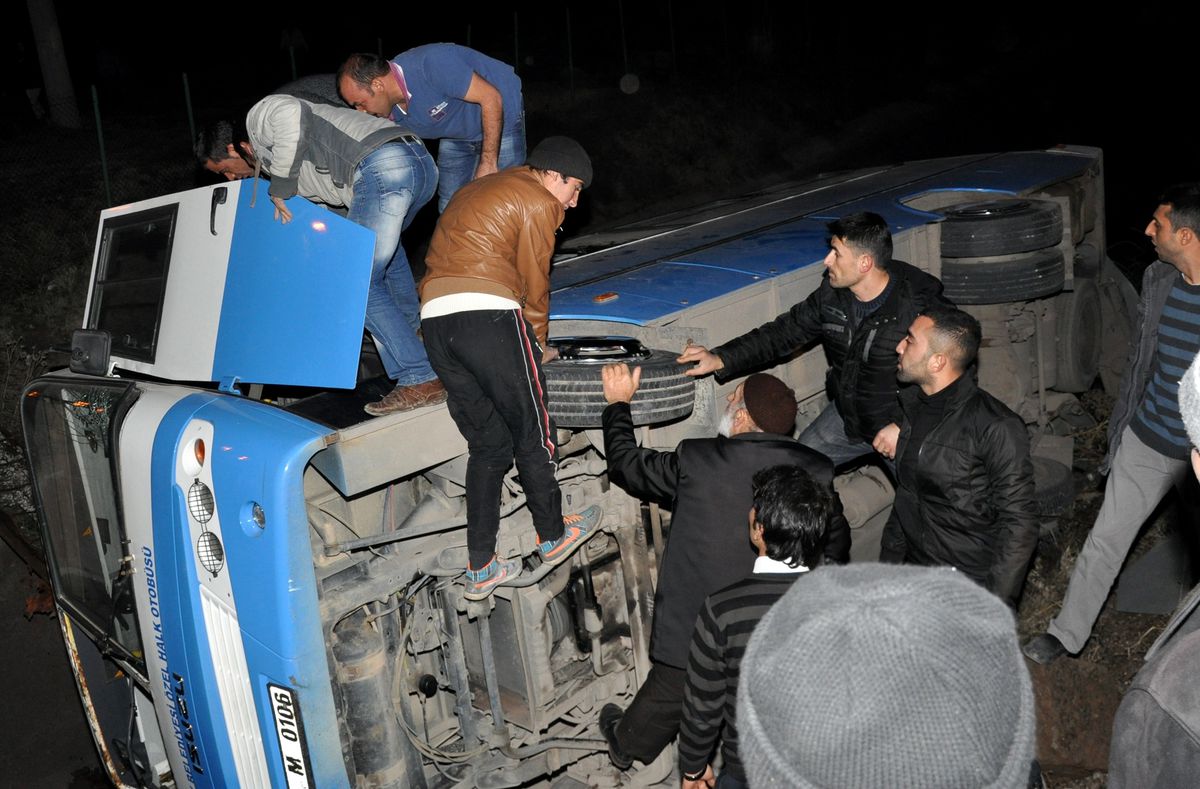 Otomobille Çarpışan Minibüs Kanala Devrildi: 5 Yaralı
