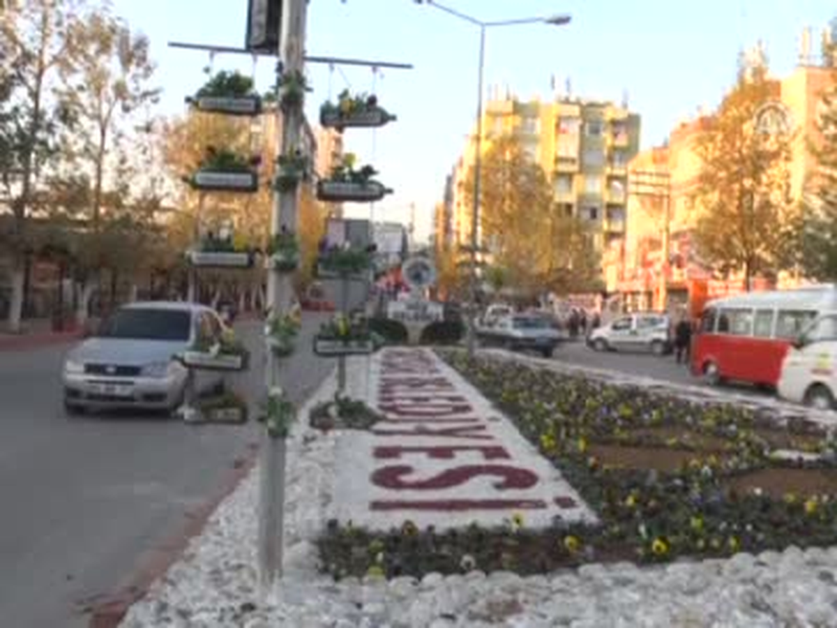 Pet Şişeler Saksıya Dönüşüyor