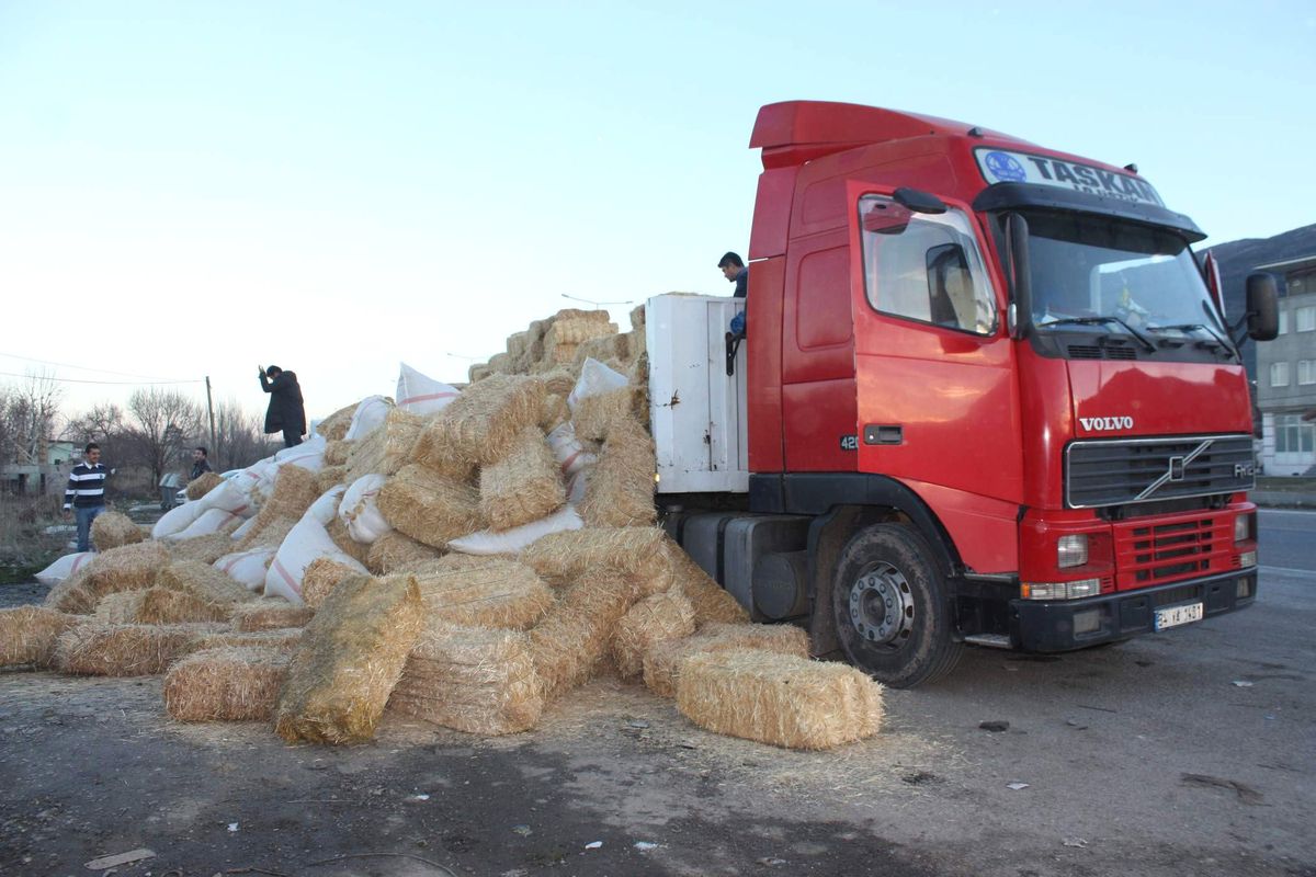 Saman Balyalarının Arasından 400 Kilogram Kubar Esrar Çıktı