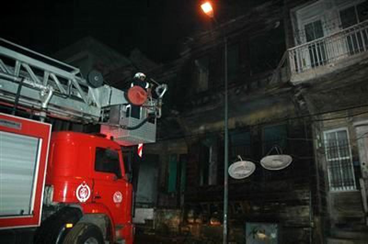 Tarihi Ev Yangında Kül Oldu