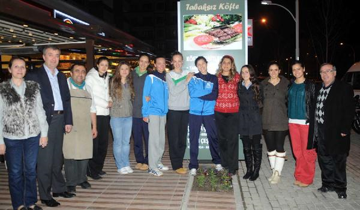 Voleybol Takımana Moral Yemeği