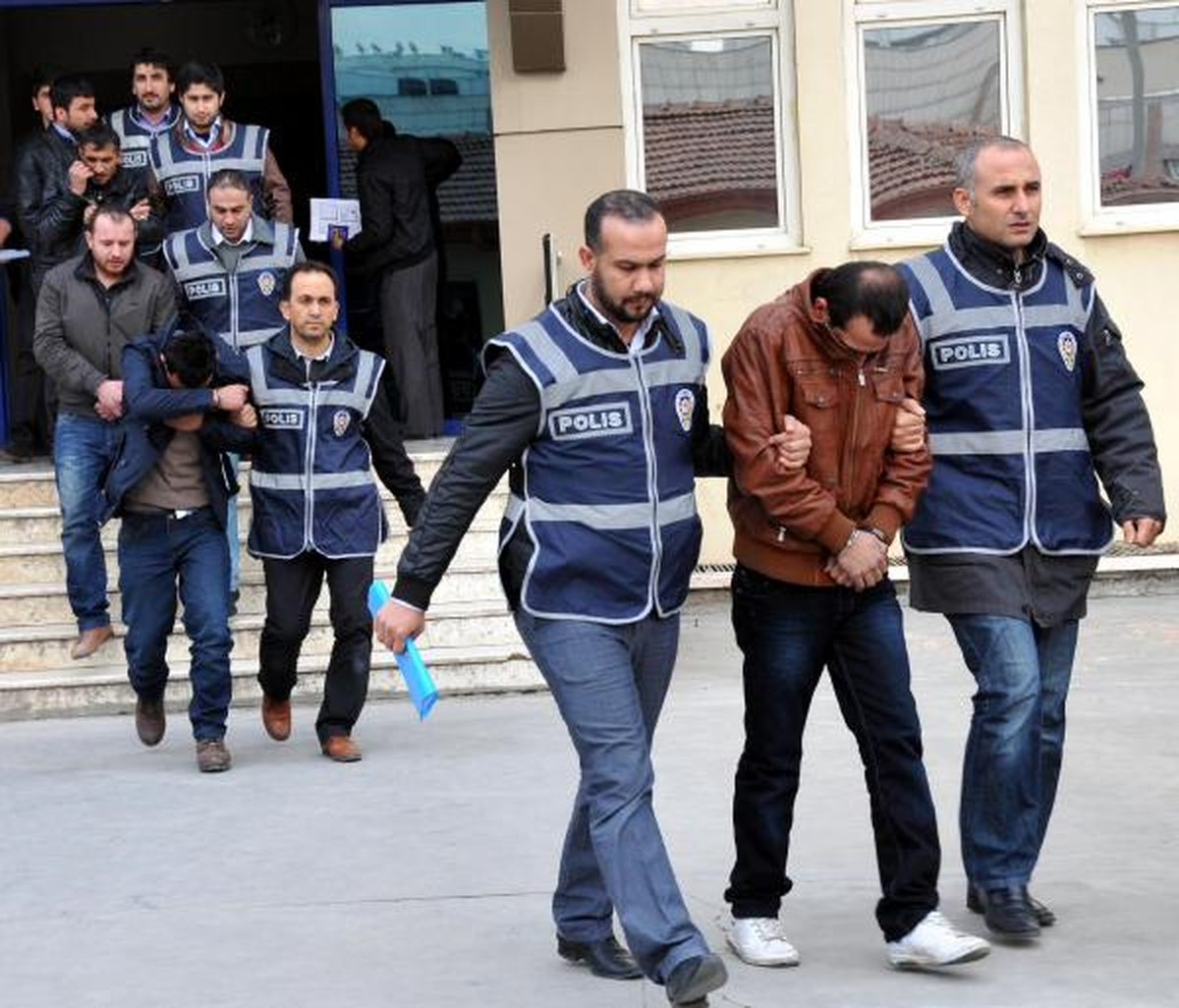 19 Yaşındaki Kızı Tehditle Erkeklere Pazarladılar