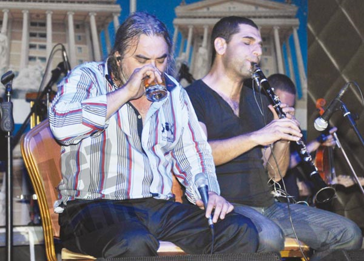 Ağaoğlu, Konak\'ı Şampanyaya Boğdu
