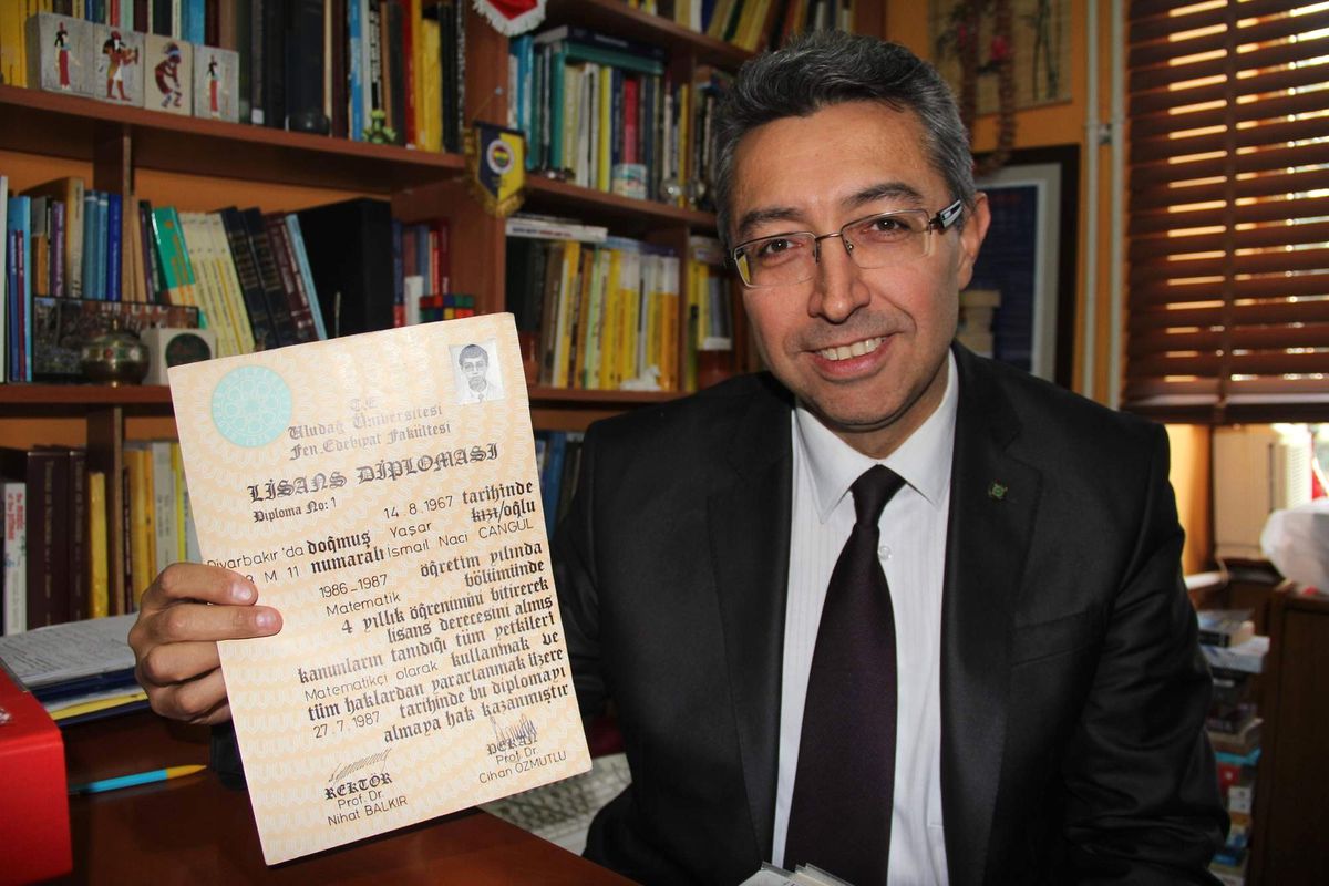 Ağlayarak Geldiği Fakültenin Dekanlığını Yapıyor