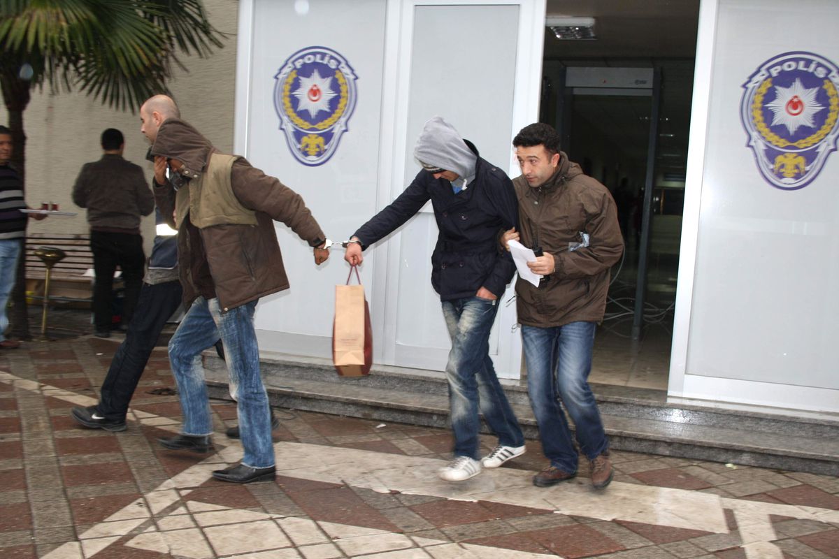 Akü Hırsızları Yakalandı