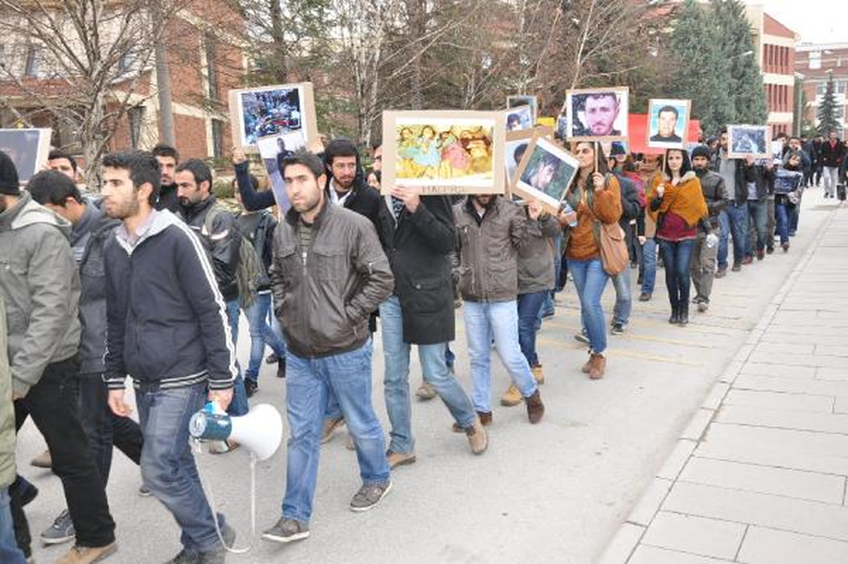 Anadolu Üniversitesi\'nde Öğrencilerden Uludure Protestosu