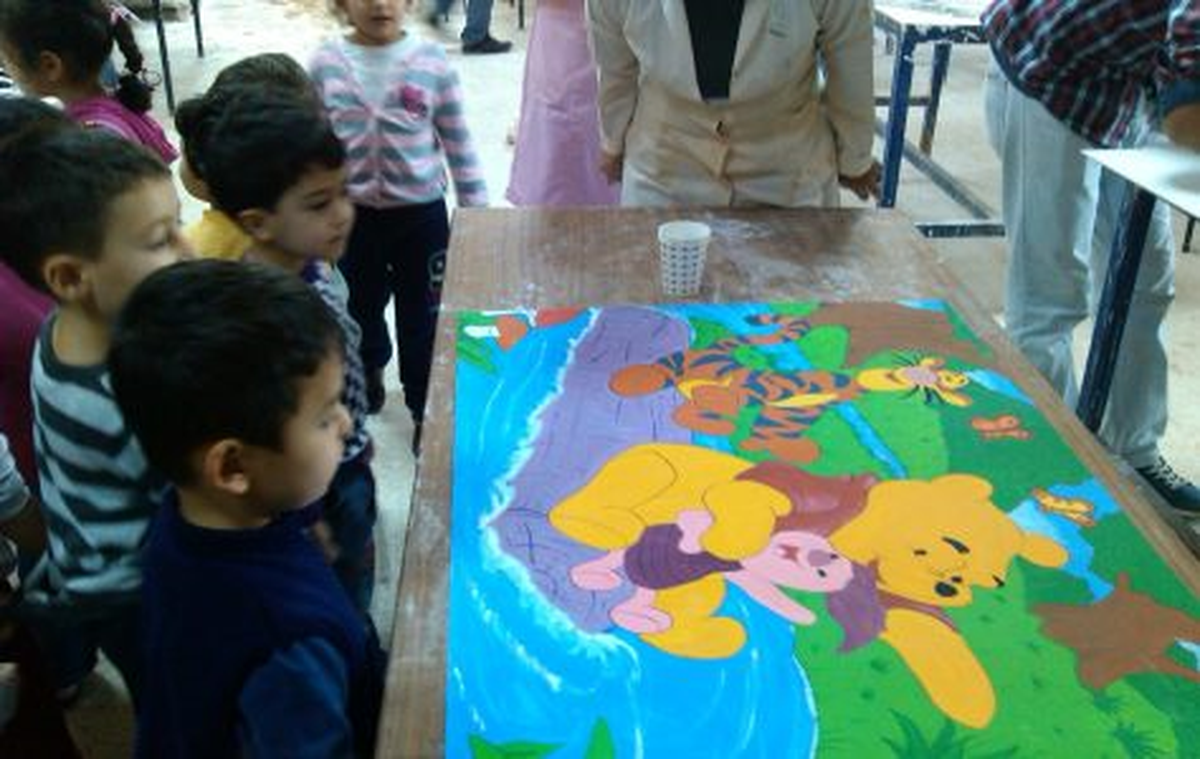 Anaokulu ÖğrencileriSeramik Yapmayı Öğreniyorlar