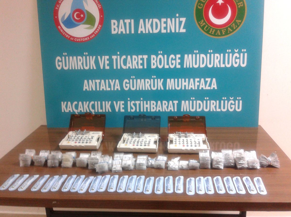 Antalya Havalimanında Kaçak Protez Diş Ele Geçirildi