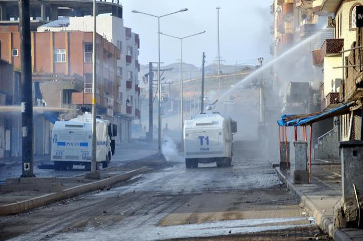 Cizre\'de Yol Kapatan Göstericilere Müdahale