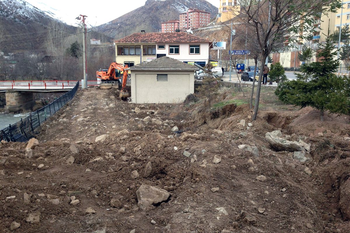 Gümüşhane\'de Eski Trafo Binası Park Yapılmak Üzere Belediye Tarafından Yıkıldı