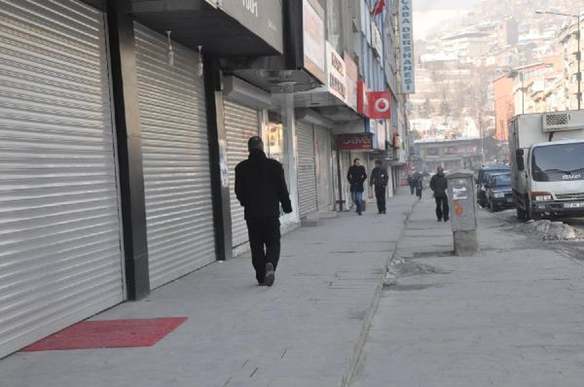 Hakkari\'de Esnaf Uludere İçin Kepenk Açmadı