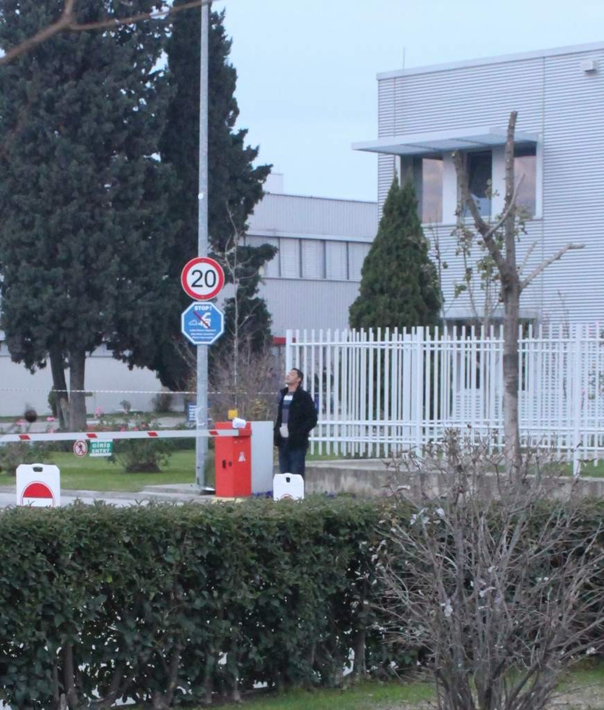 İşe Geri Alınmayınca Fabrika Önünde Silahı Kafasına Dayadı
