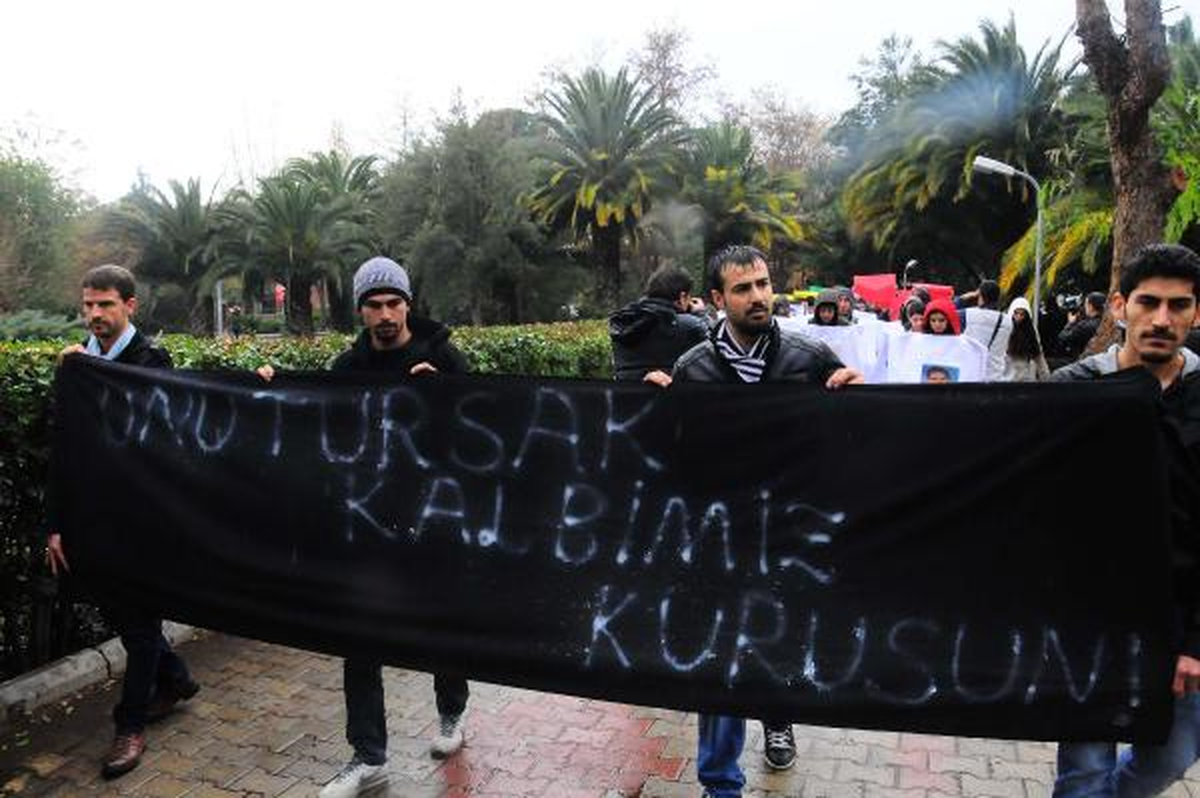 İzmir\'de Üniversitelilerden Kefenli Uludere Protestosu