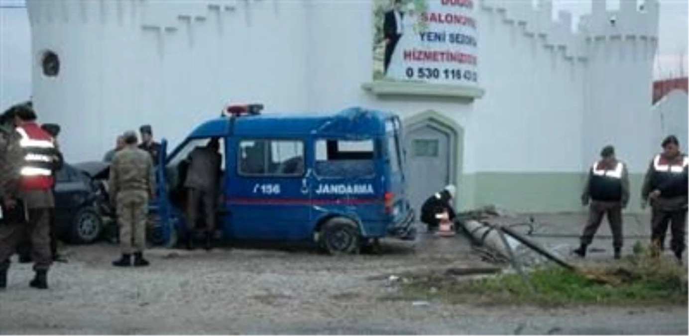 Jandarma Minibüsü Kaza Yaptı, 3 Asker Yaralandı