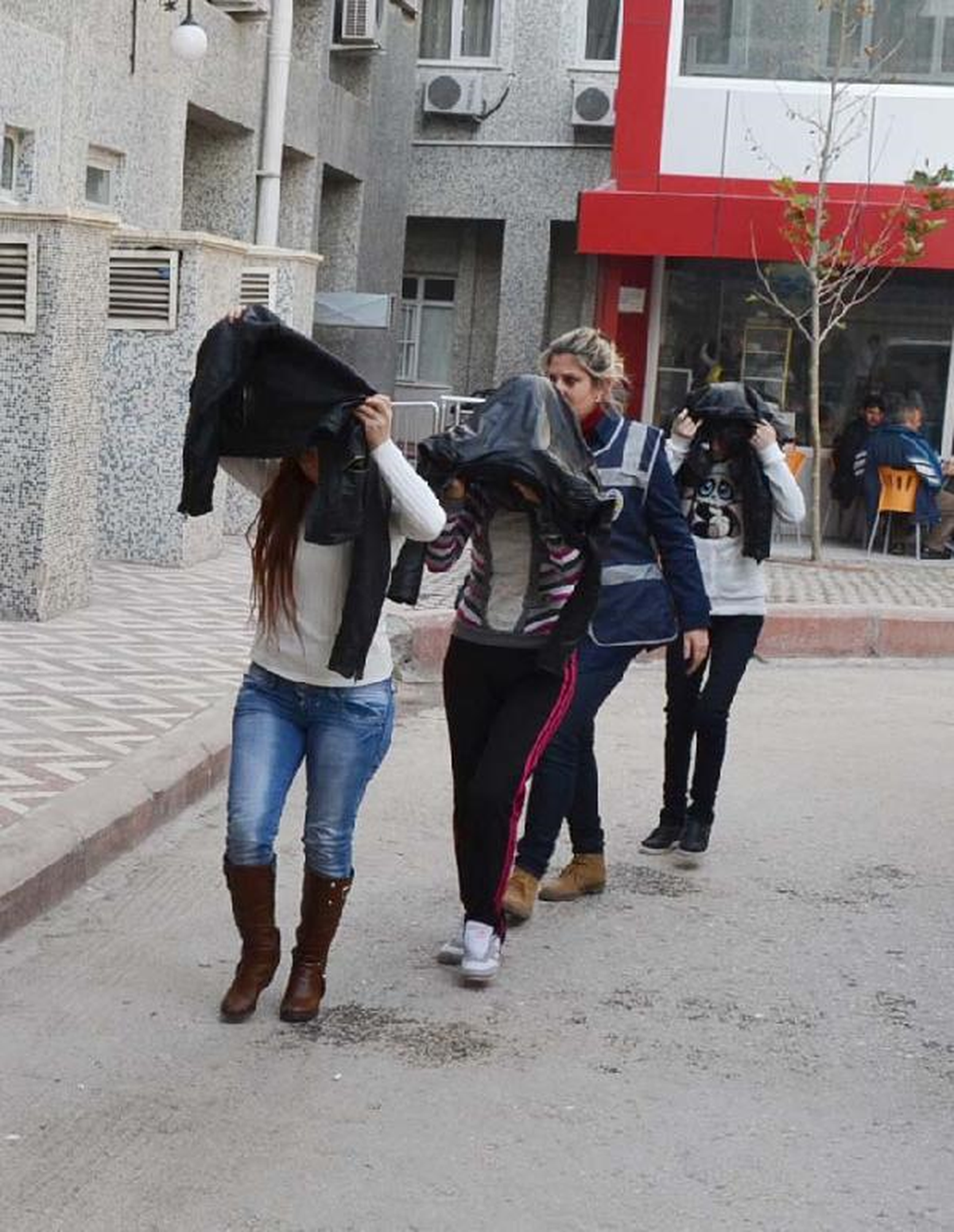 Kartvizitle Müşteri Arayan 4 Kadın, Fuhuştan Yakalandı
