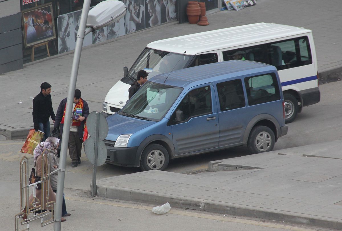 Kendini Seyir Halindeki Araçların Önüne Attı