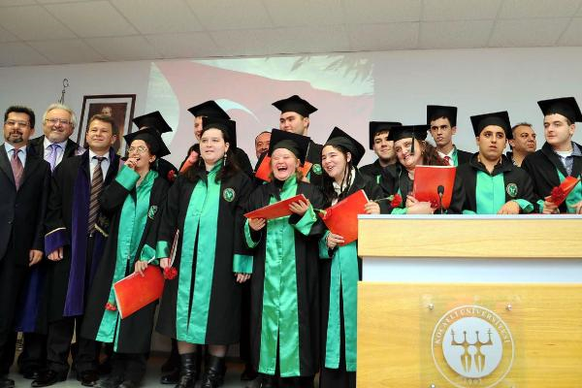 Kocaeli'de Özel Öğrencilerin Üniversite Diploması Sevinci