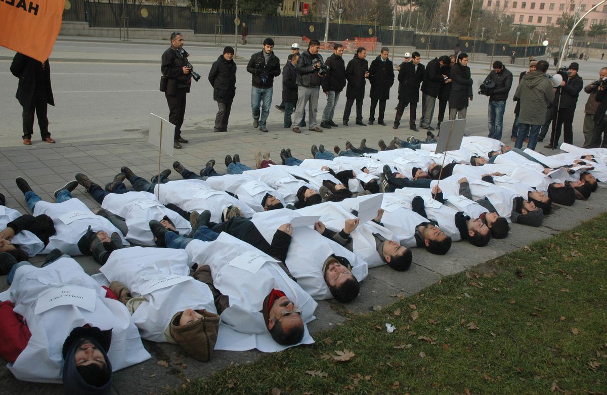 Meclis Önünde "Kefenli" Uludere Protestosu