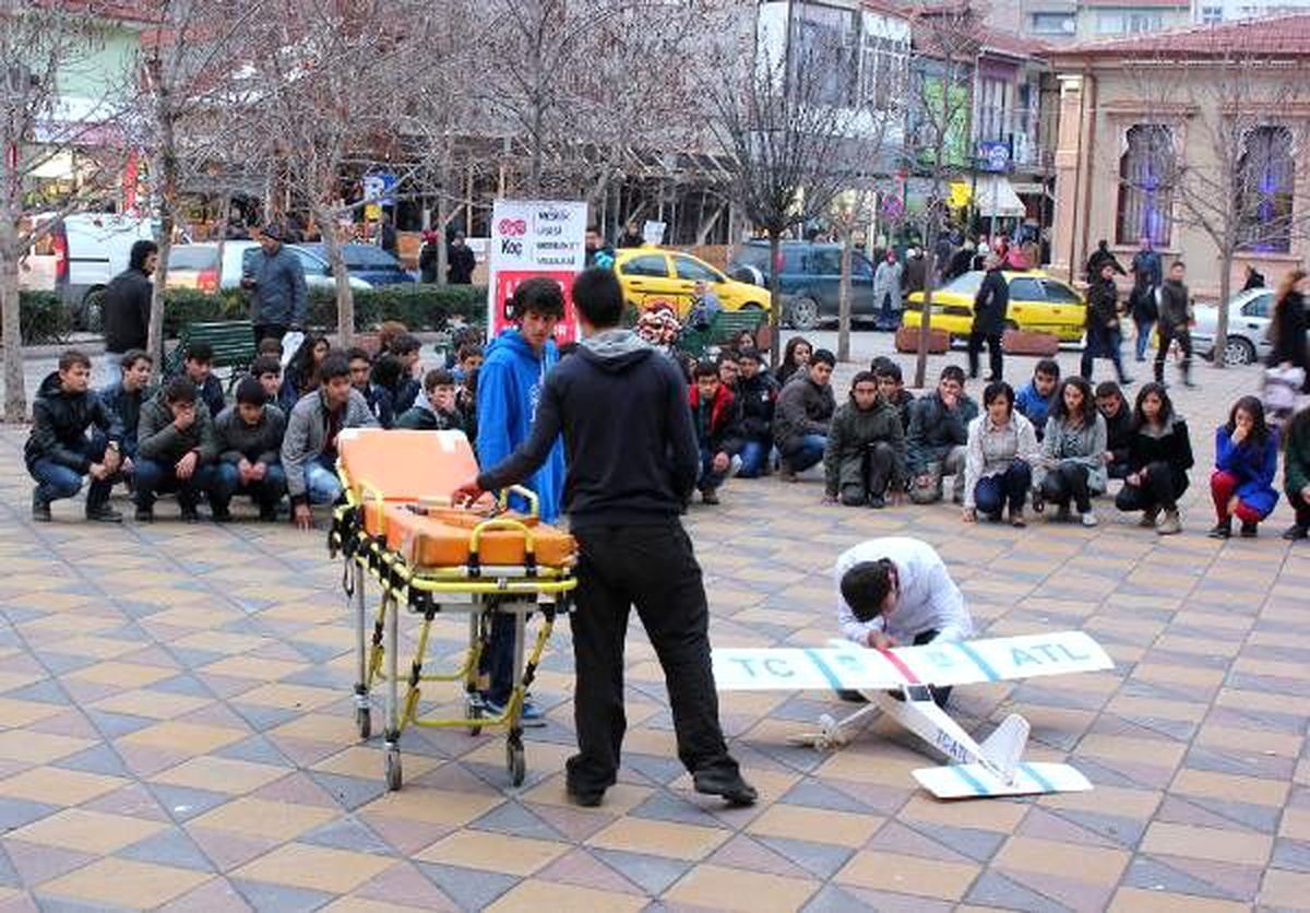 Sokakta Maket Uçaklı, Toplu Bayılma Uygulaması