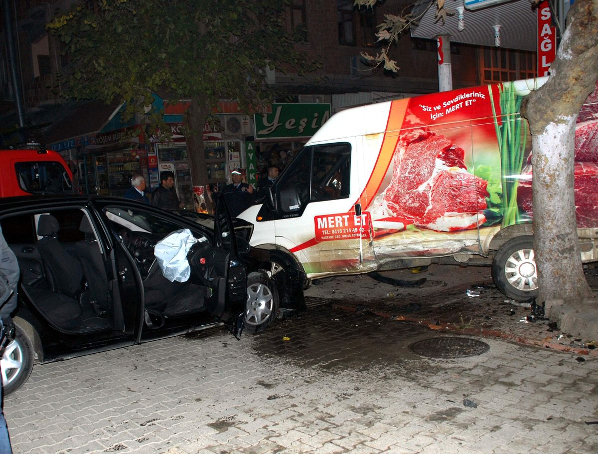 Minibüs ile Otomobil Çarpıştı: 1 Yaralı
