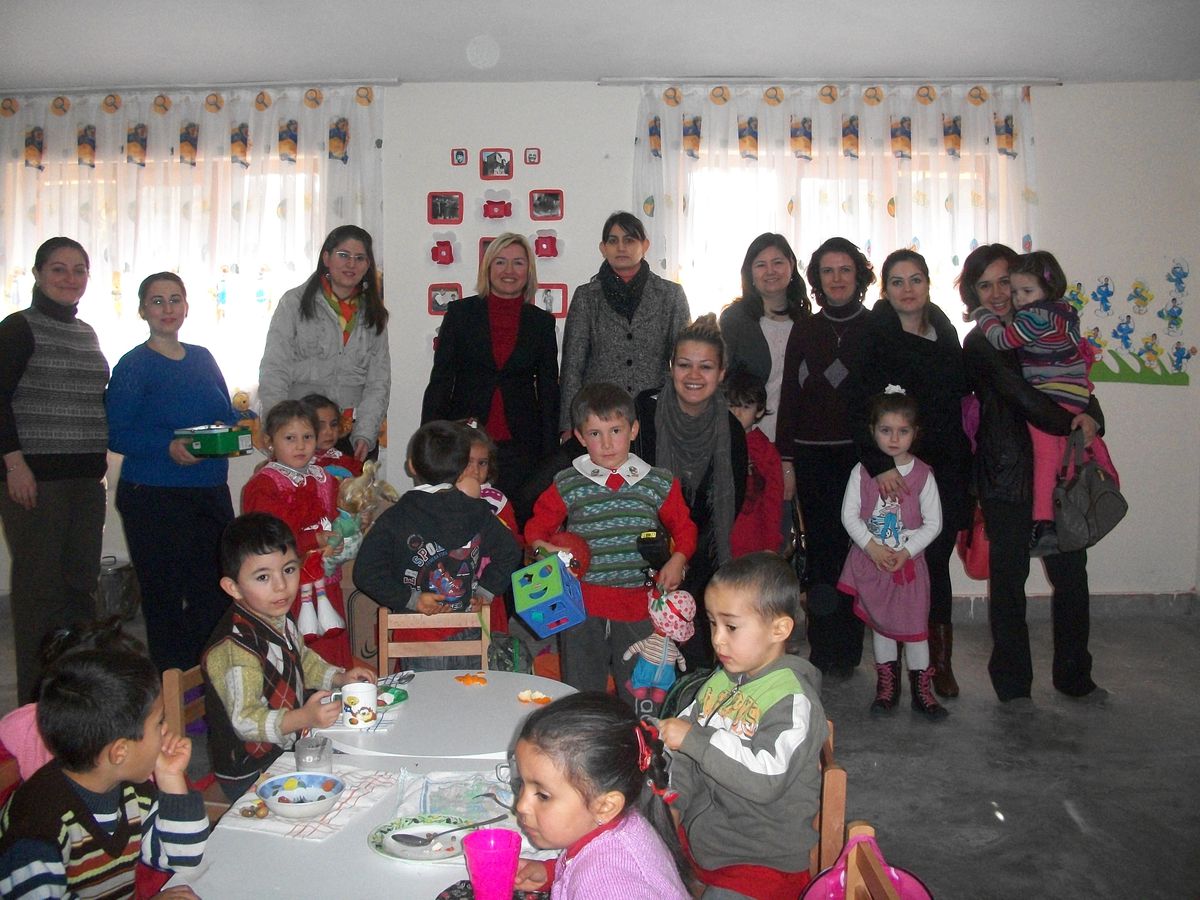 Minikler Köy Okuluna Oyuncak Bağışladı