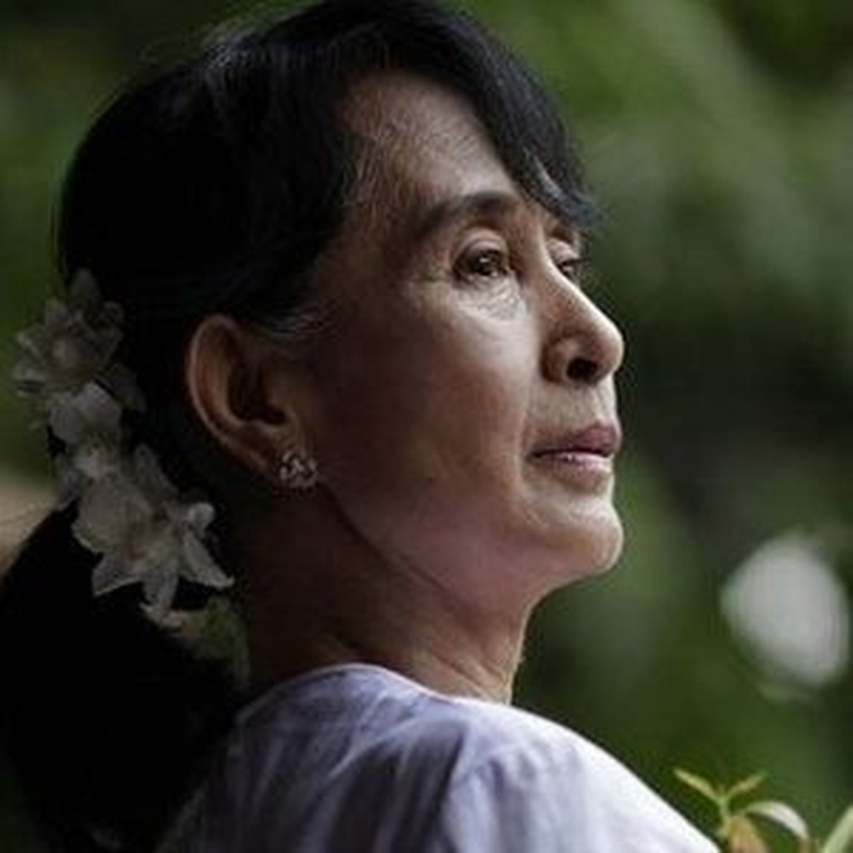 Aung San Suu Çii\'nin Ördüğü Süveter Satıldı