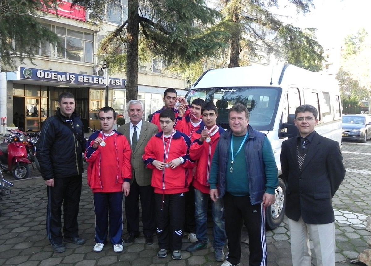 Ödemiş\'te Engelli Öğrencilerin Araç Sevinci
