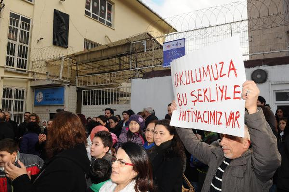 \'Okulumuza Dokundurtmayacağız\' Diyerek Zincir Oluşturdular
