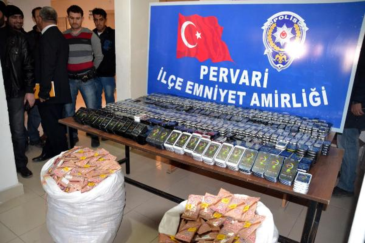 Pervari\'de Kaçak Cep Telefonu ve Puro Ele Geçirildi