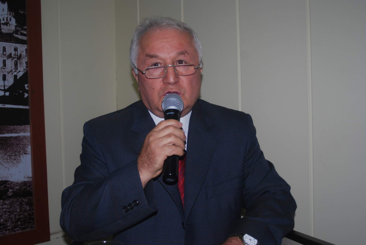 Rektör Attar\'a 2012 Yılı Üstün Hizmet Ödülü Verildi