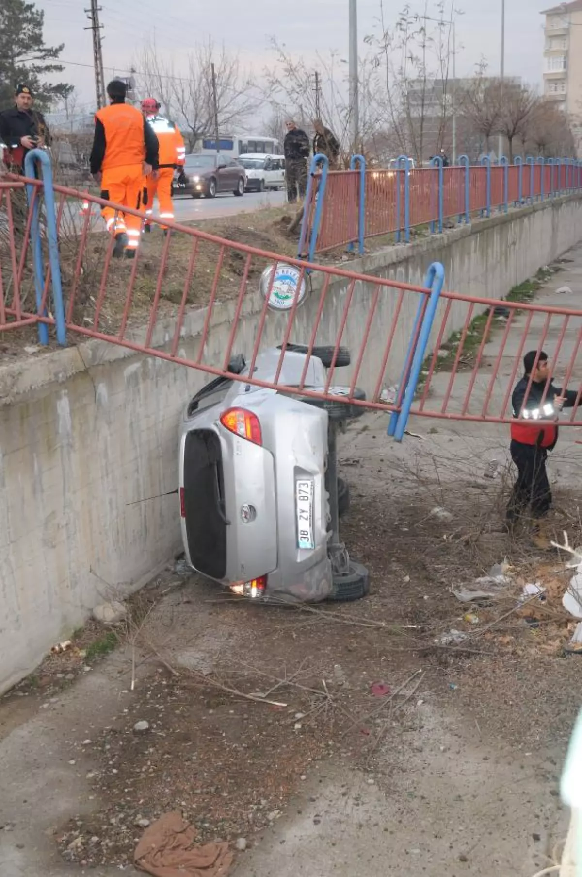 Su Kanalına Düşen Otomobildeki 4 Kişi Yaralandı
