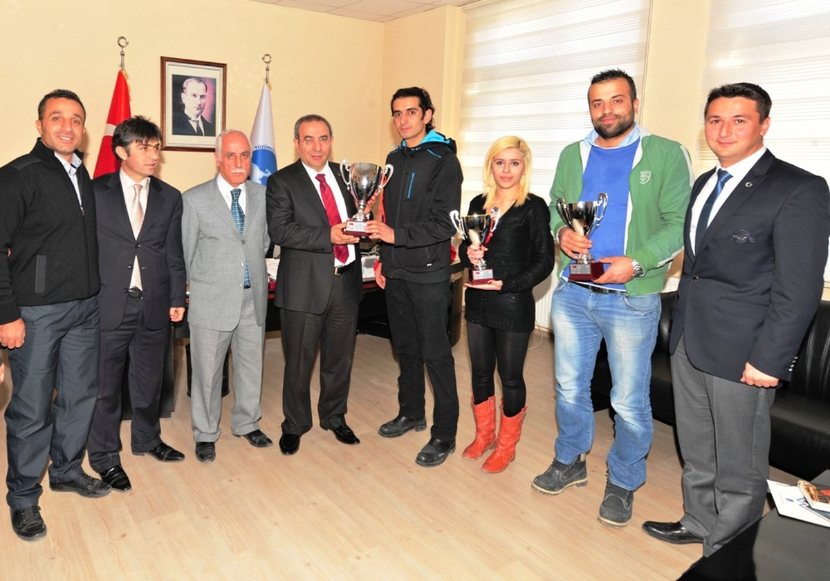 Yyü\'den Sporcularına Altın