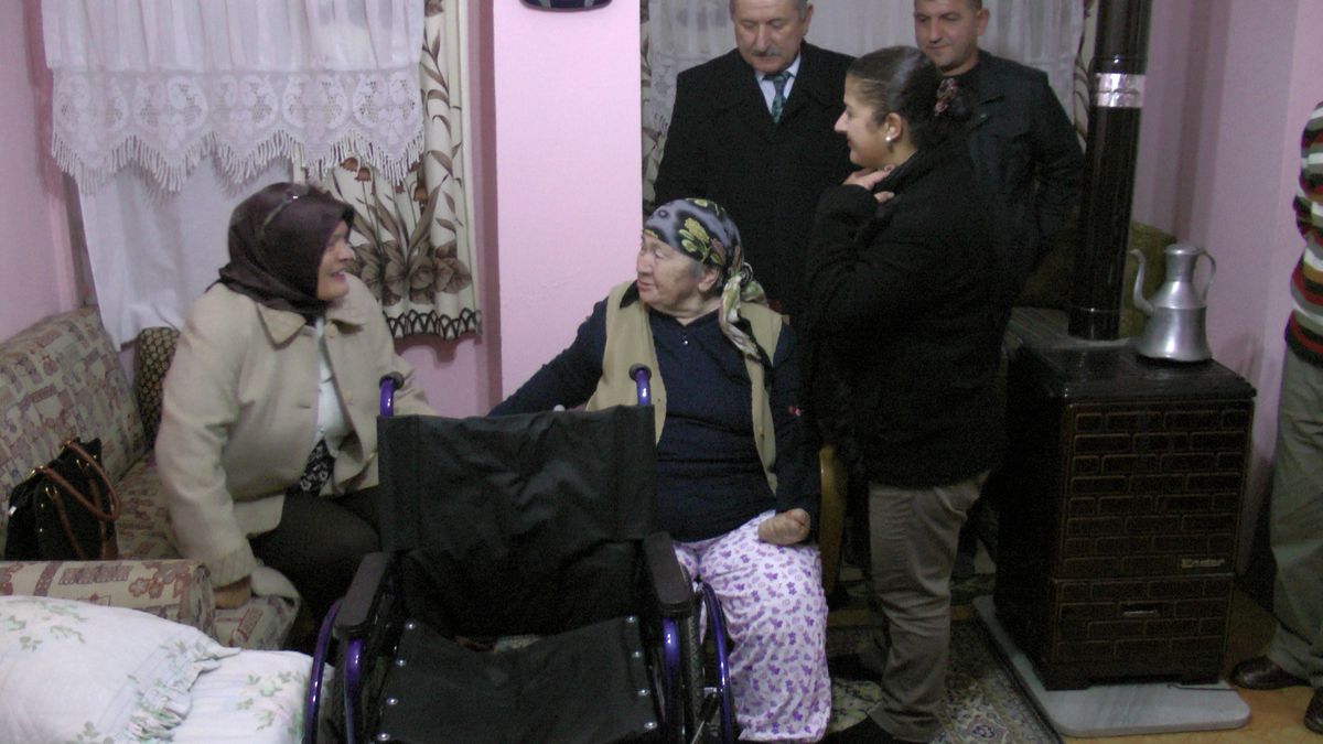 Akçakoca Kent Konseyi\'nden Tekerlekli Sandalye