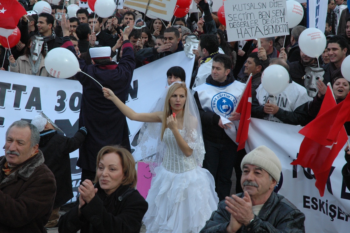 Ataması Yapılmayan Öğretmenlerden "Gelinli, Damatlı, İmamlı, Tabutlu" Miting