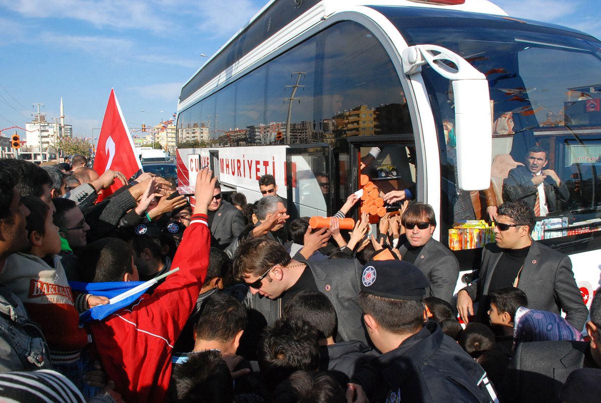 Başbakan\'ın Konvoyunda Oyuncak İzdihamı