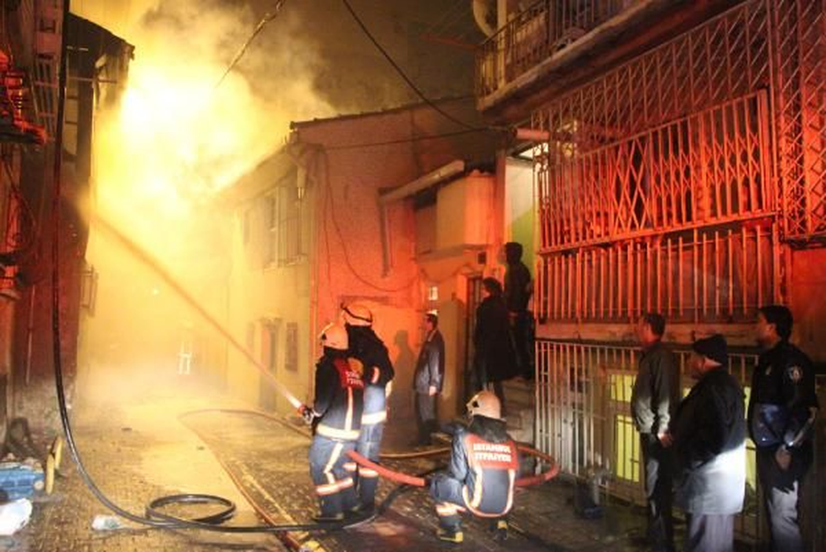Beyoğlu\'nda Tarihi Bina Yangını