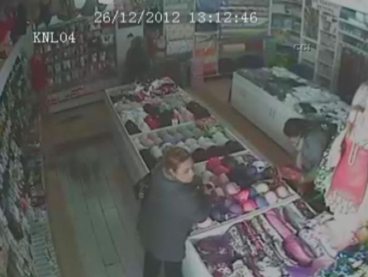 Çaldıkları İç Çamaşırlarını Yine Çalıntı Kovaların İçine Gizlediler