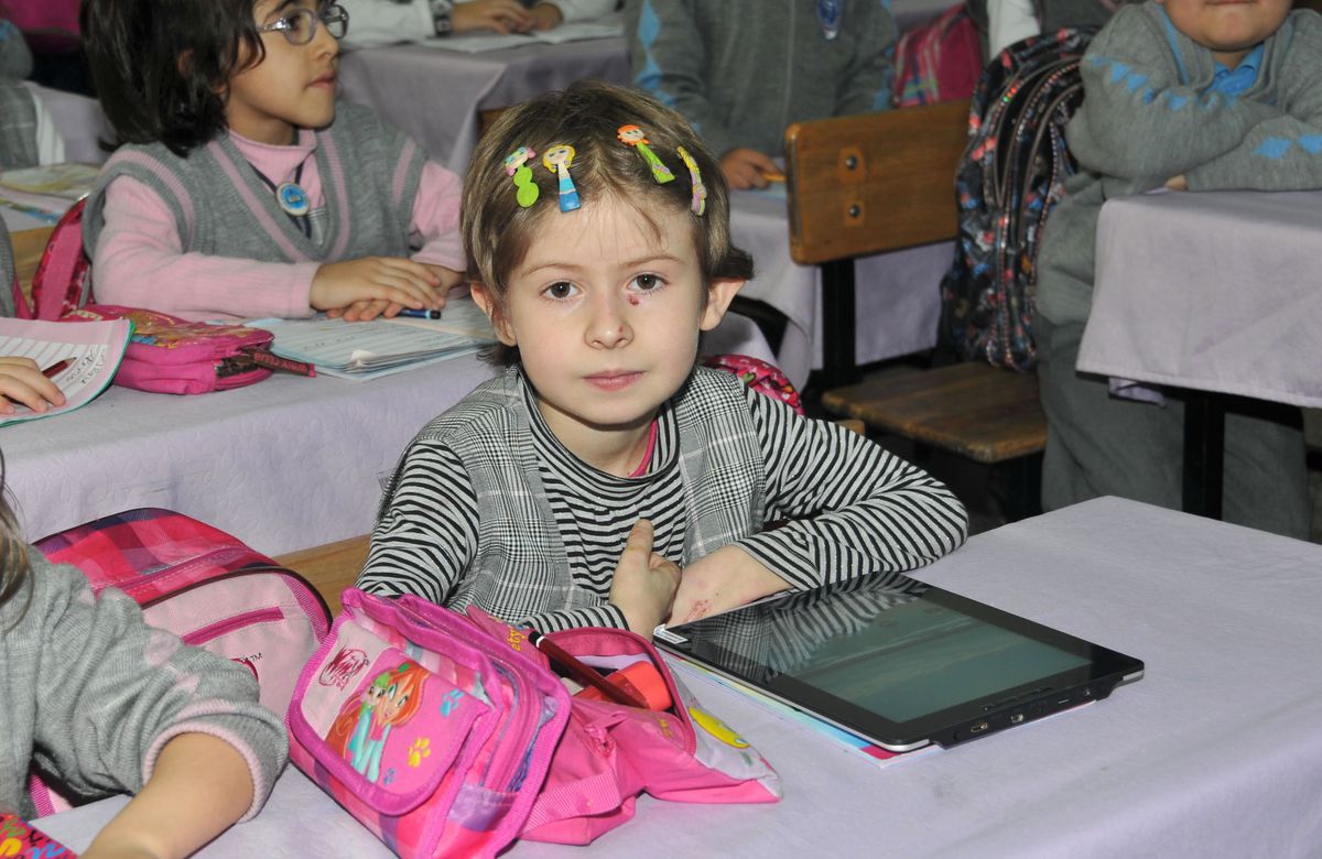 Cam Çocuğun Eğitim Hayalini Başkan Ak Gerçekleştirdi
