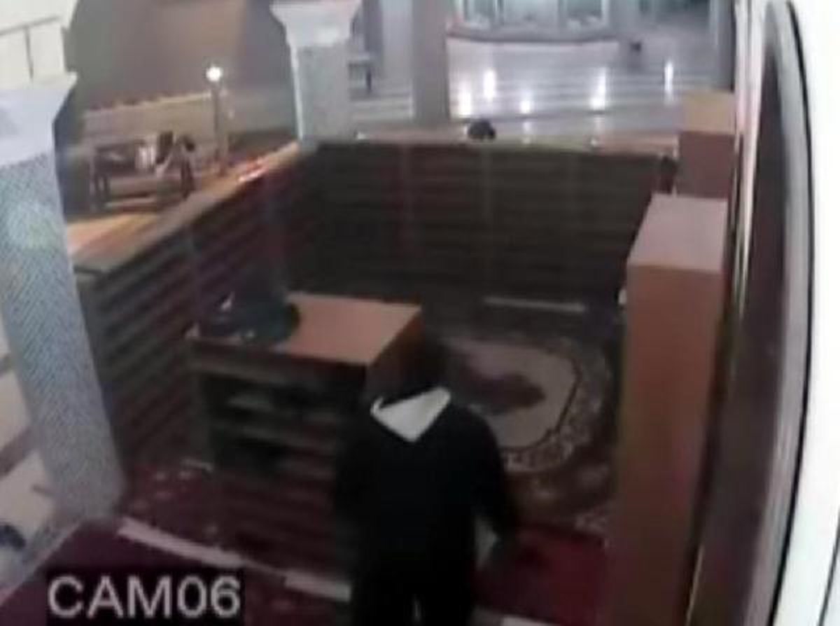 Camiden Ayakkabı Çalan Hırsız Güvenlik Kamerasında