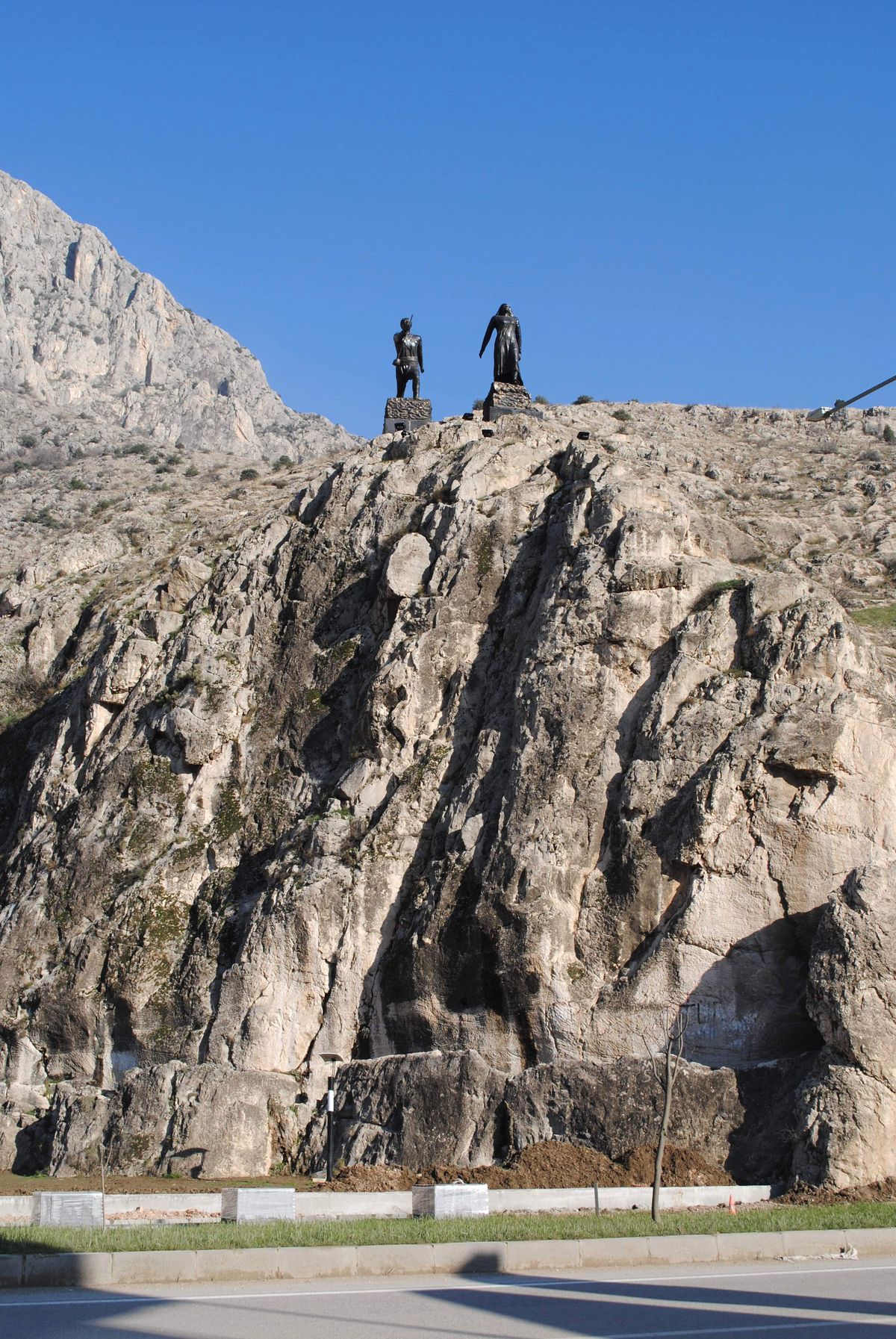 Dağın Üzerine Ferhat ile Şirin'in Heykeli Dikildi