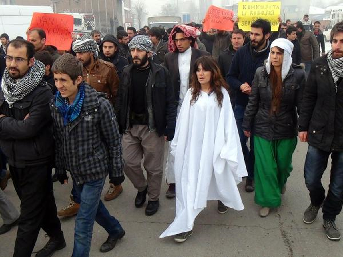 Erzurum\'da Tiyatro Gösterili Uludere Protestosu
