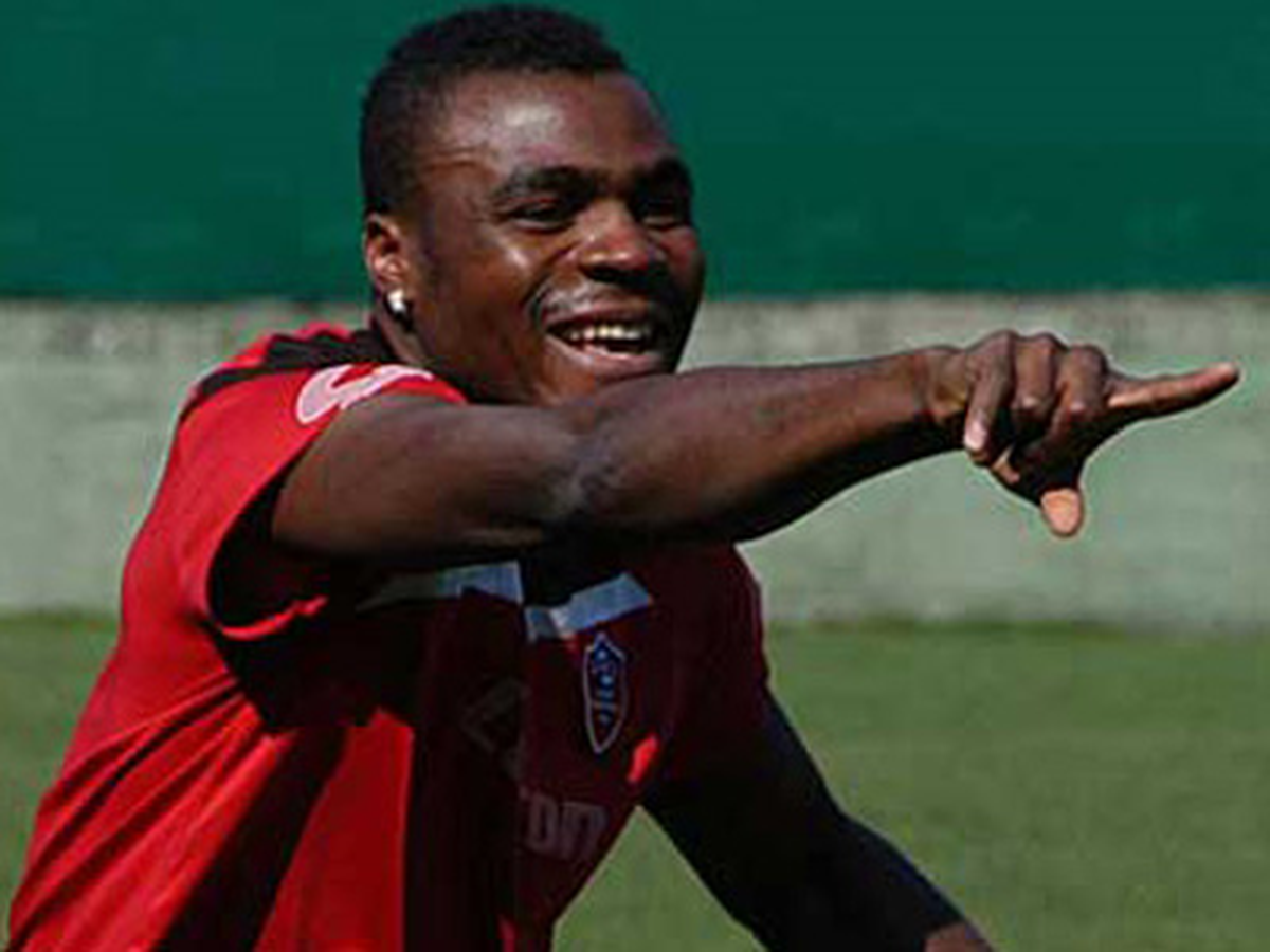 Fenerbahçe Emenike\'yle Görüşüyor