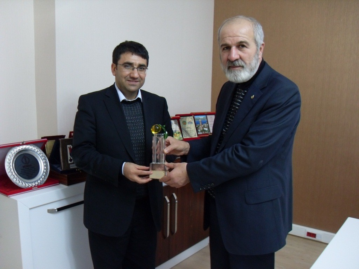 Fka Genel Sekreteri Fethi Altunyuva\'ya Plaket