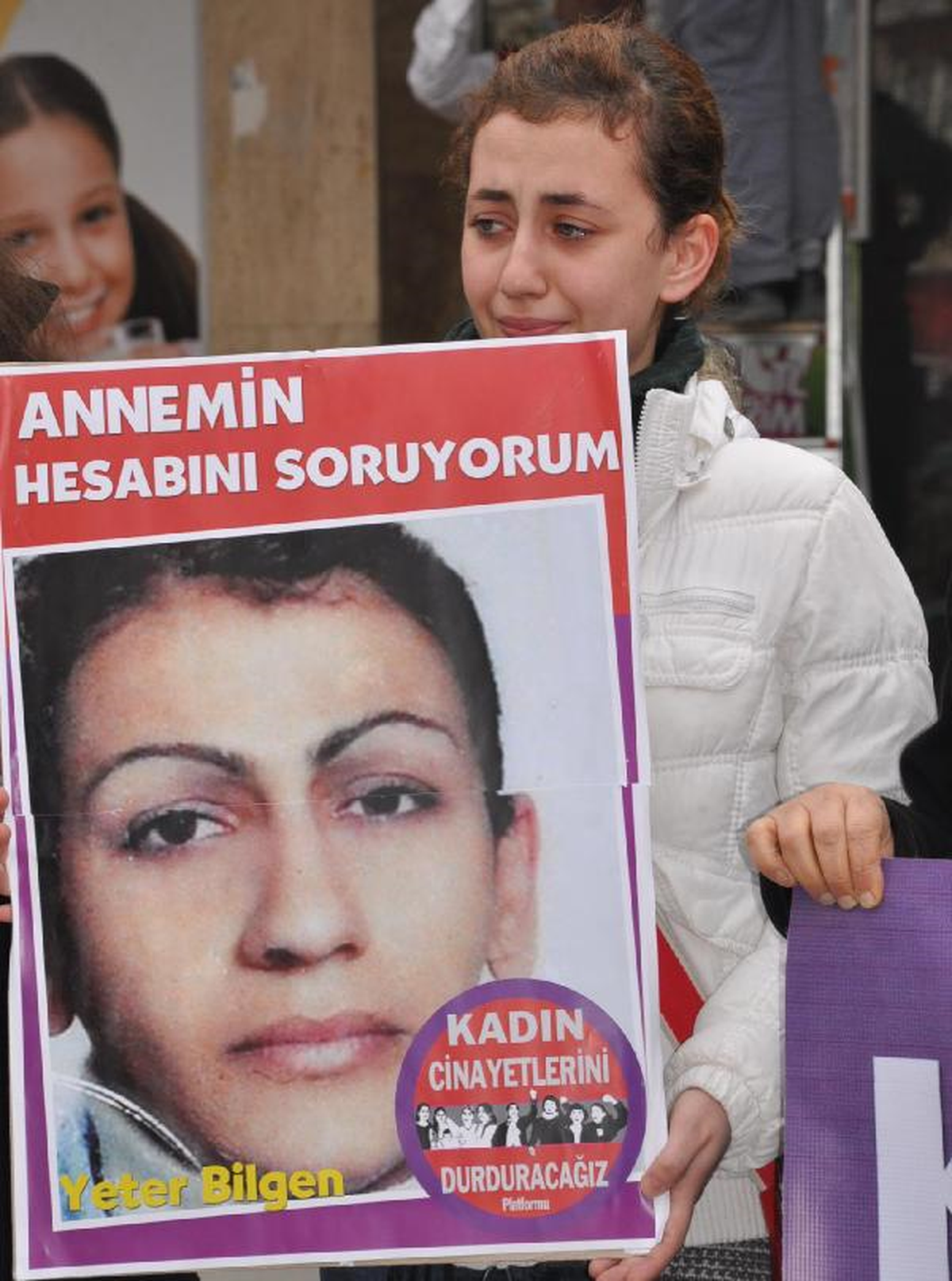 Gözyaşı Dökerek Annesini Öldüren Babasını Protesto Etti