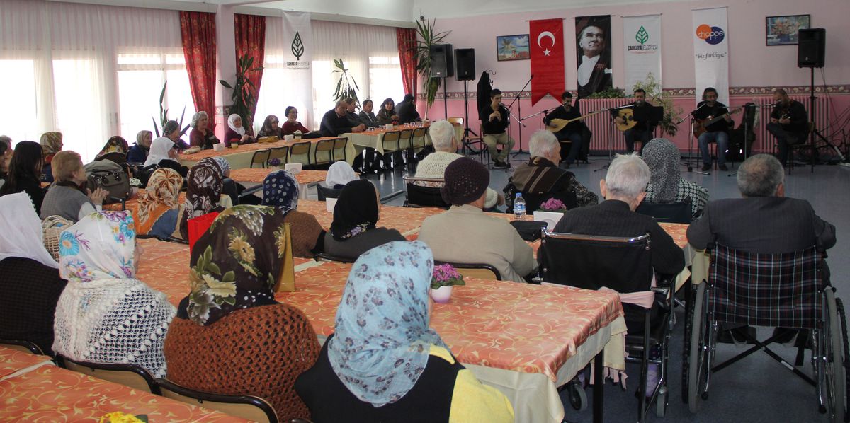 Huzurevinde Erken Yılbaşı Kutlaması