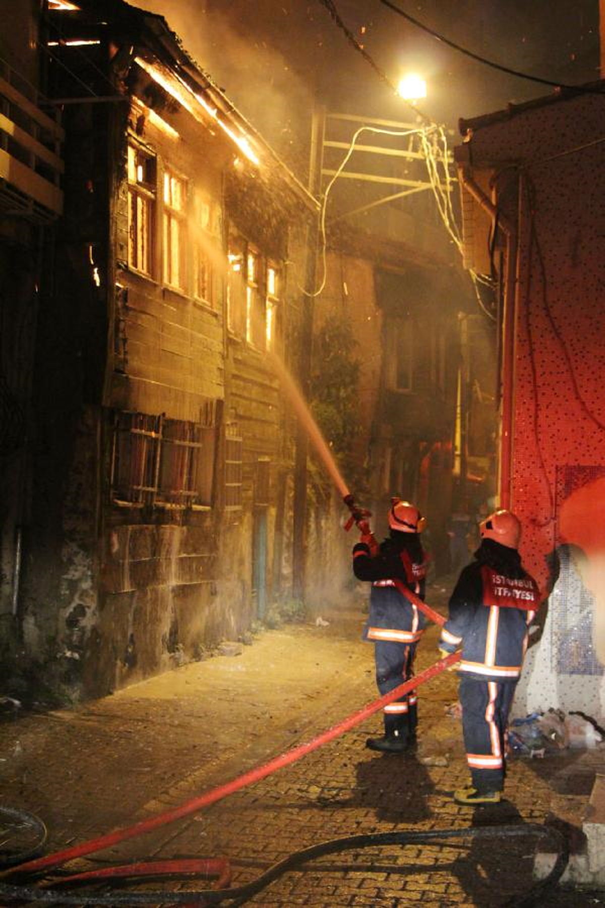 İki Katlı Ahşap Bina Alev Alev Yandı