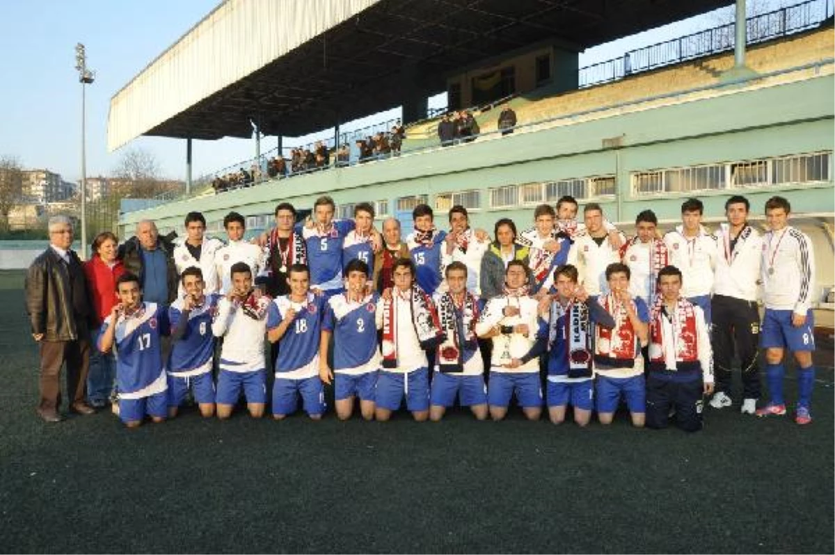 İstanbul Okullar Arası Genç Erkekler Futbol Turnuvası\'nda Zafer Kadıköy Ticaret Meslek Lisesi\'nin...