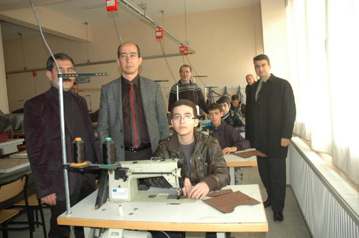İzmir\'deki Eleman Arayan Ayakkabı Sanayicisine Hakkari\'den Davet