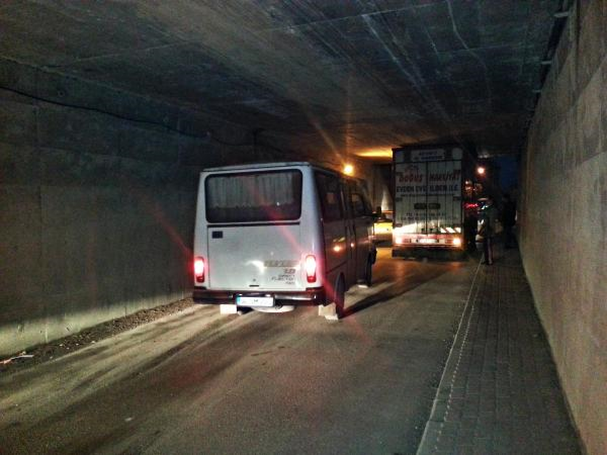 Kamyonet Alt Geçitte Sıkıştı